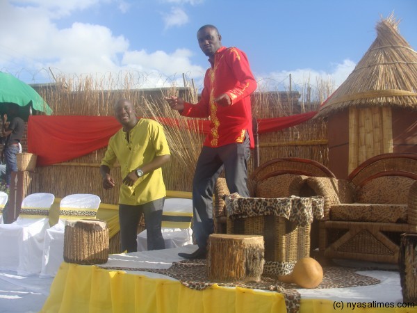 Maskal performing at his engagement , Zili ndi Iwe