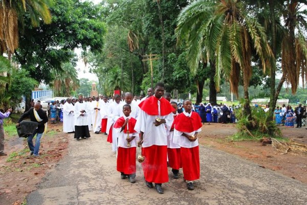 Mass servant led the congregation .-photo Jeromy Kadewere