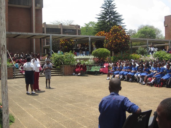 Master of ceremony Rachel Mhango a journalist with MIJ fm interracting with a girl child.. Picture by Roxanne Ma (GENET)