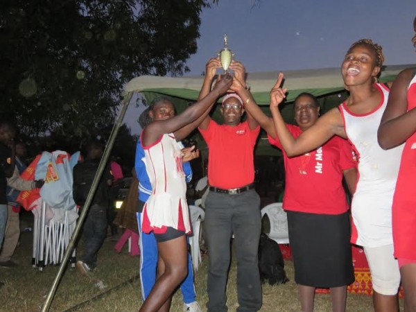 Matseketsa presents the trophy the Lioness
