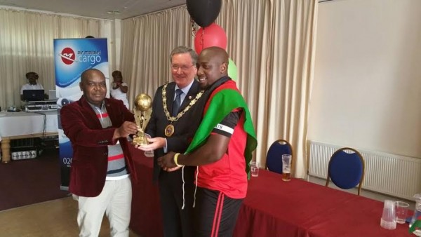 Mayor of Chelmsford, Air Malawi Cargo Steven Msamala present the trophy to Nottingham skipper