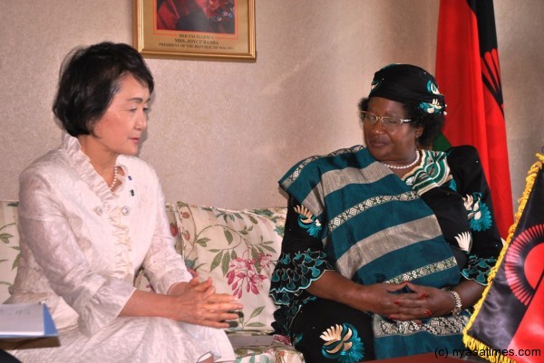 Mayor of Yokohama exchange and compares notes with President Banda