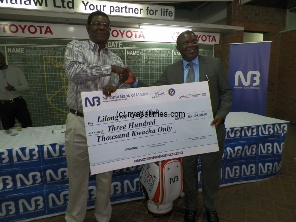 Mijiga presents K300,000 cheque to LGC, Pic Alex Mwazalumo
