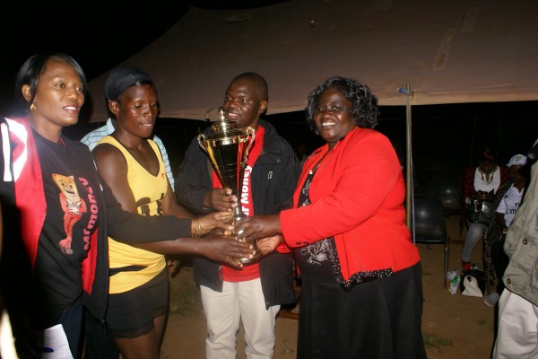 Mimosa-captain-receiving-the-trophy-from-Reginal-sporst-manager-north-as-Bapu-and-Bigboy-from-airtel-looks-on