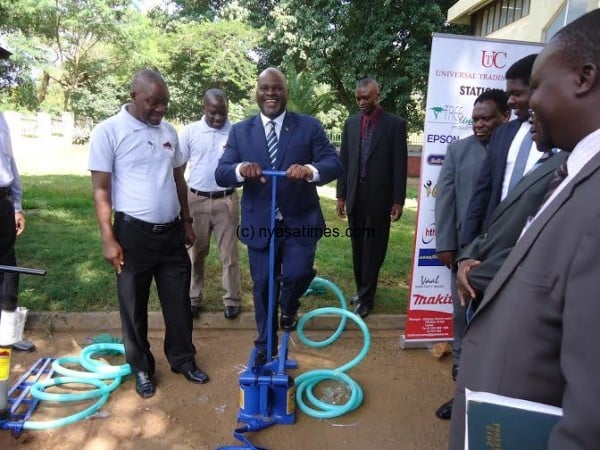 Minister Chiyembekeza on tredle pumps