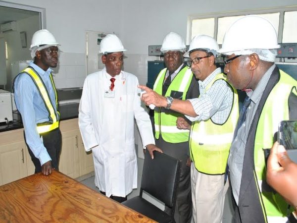 Minister Mwanamveka touring the sugar factory