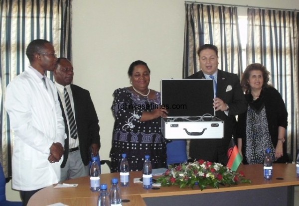 Kalilani receiving the equipment fram Egyptian envoy to Malawi