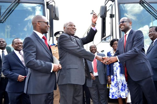 Minister of Justice.. Samuel Tembenu officially handovers the keys for the bus to LUANAR`s Vice chancellor, Prof. Kanyama Phiri at Capital Hill, Lilongwe-(c) Abel Ikiloni, Mana
