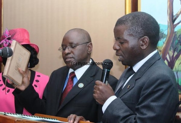 Minister of Local Government and Rural Development Trasizio Thom Gowelo takes oath of office-pic by Lisa Vintulla.