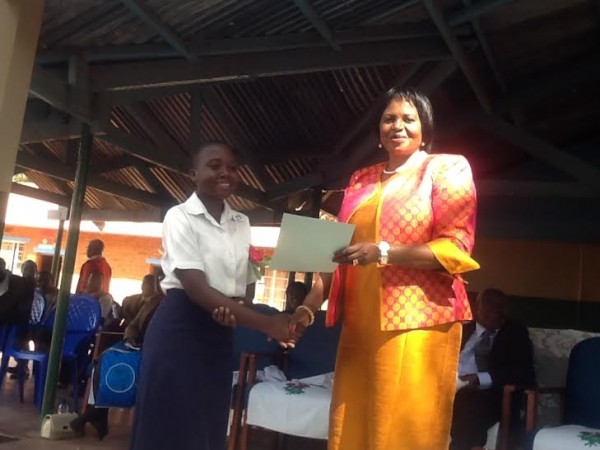 Mkuzike Magalasi receiving her certificate from Callista