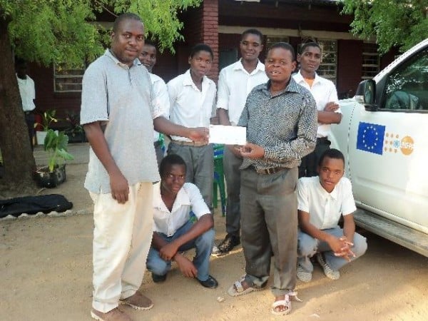 Mlia handing over a cheque to Ngabu secondary school headteacher , Julius-Photo, Lapken Kapoto