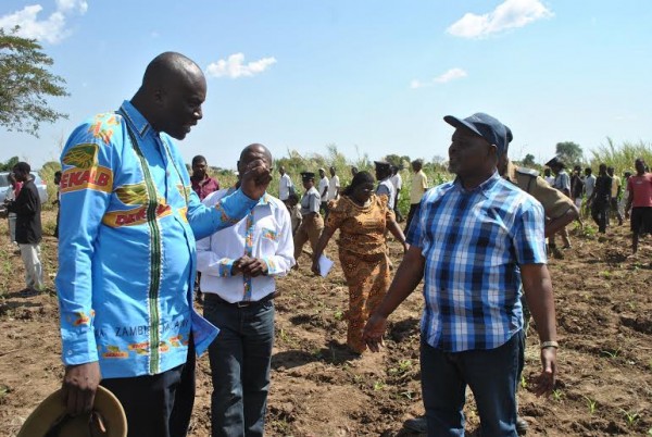 Monsanto Country Director sharing field notes with agriculture minister Chiyembekeza -Photo Jeromy Kadewere
