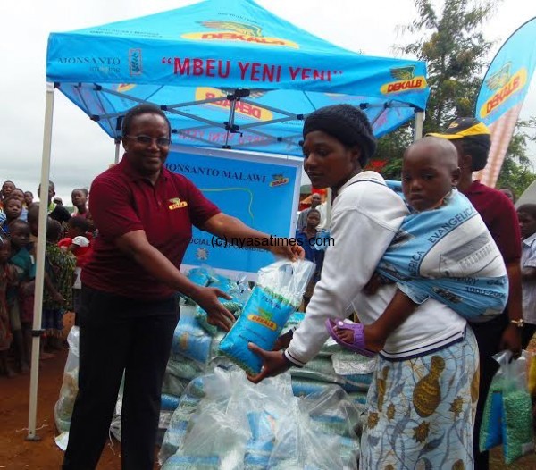 Mosanto Malawis-Gadama (left) donates the-seeds.-Photo-Jeromy-Kadewere.