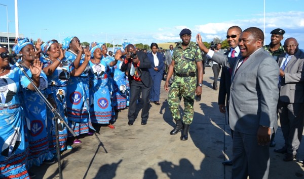 Mozambican President, Filipe Nyusi, feels good with Malawian praising songs at Kamuzu International Airport in Lilongwe-(c) Abel Ikiloni, Mana