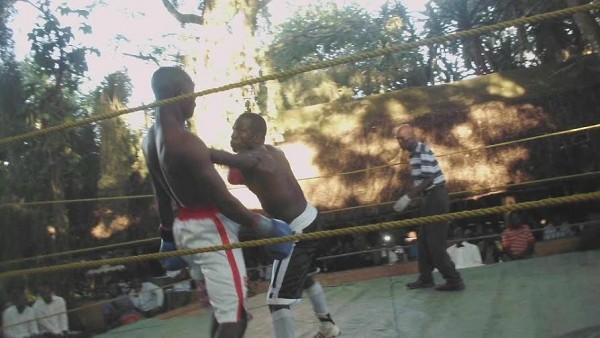 Msoliza (R) punches Mdoka in the last rounds of the fight at Obligado in Mzuzu