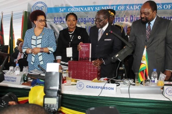 Mugabe launches a book - Pic by Stanley Makuti, Mana