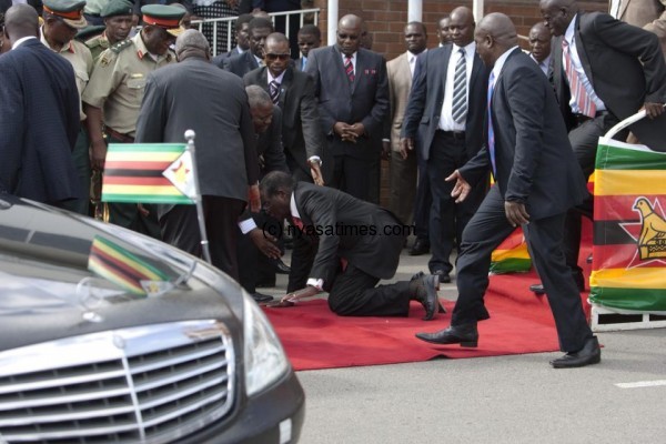 Mugabe falling over (AP)