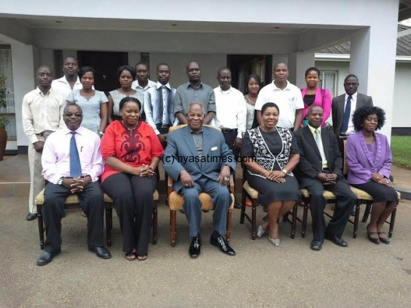 Muluzi  accompnanied by Kwangu Liwewe, Jane Gogodus and Joy TV pressenters pose for a group photo
