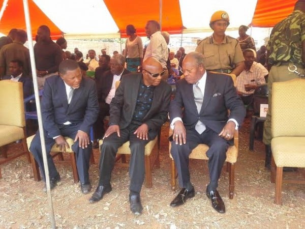 Muluzi talking to Patrick Mbewe as former chief justice Lovemore Munlo look on