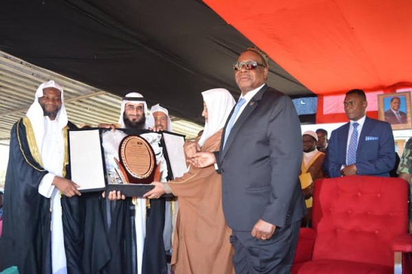 Muslim leaders presenting a medal of honour to APM for gracing Ijitmah