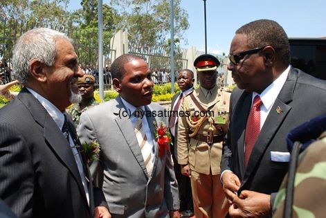 President Mutharika having a chat with Minister of Trade Jospeh Mwanamvekha and  HTD's Majid