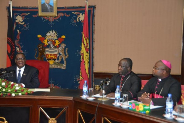 Mutharika addressing members of the clergy at Kamuzu Palace