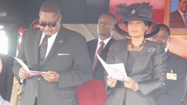 Mutharika and first lady at the memorial of Bingu