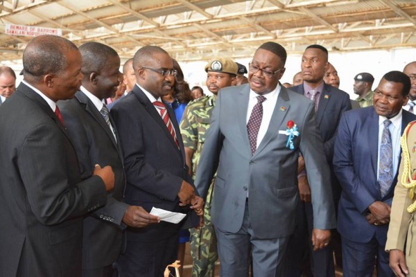 Mutharika at the auction floors for tobacco