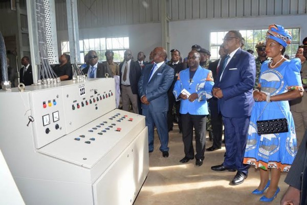 Mutharika at the cotton ginnery