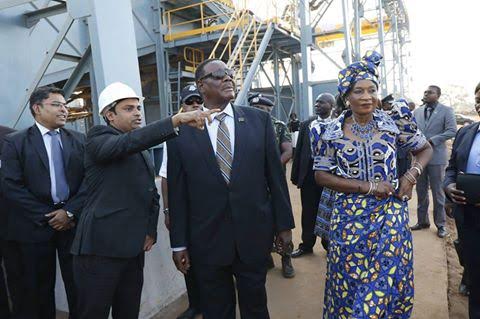 Mutharika being shown the sugar factory