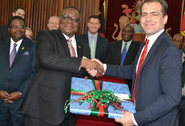 Mutharika exchanges gifts with Gant at sanjika palace.Pic-Francis Mphweya-MANA.