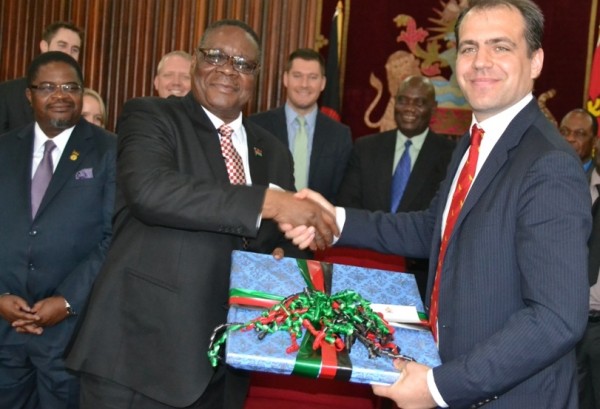 Mutharika exchanges gifts with Gant at sanjika palace.Pic-Francis Mphweya-MANA.