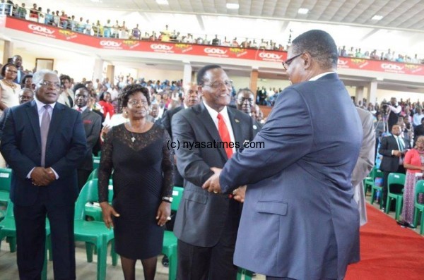 Mutharika meets opposiiton leader Chakwera at the prayers