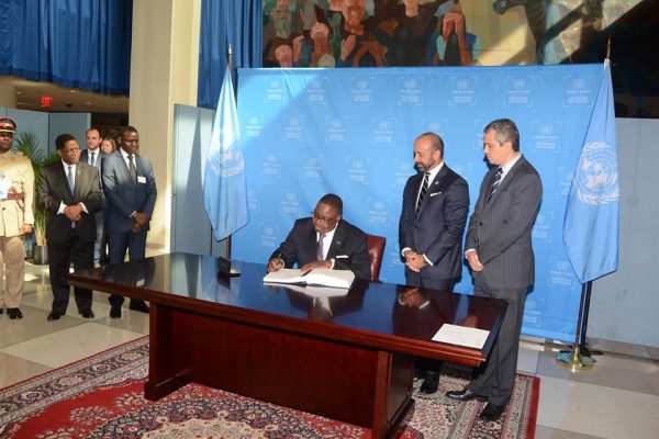 Mutharika puts pen to paper on climate change agreement