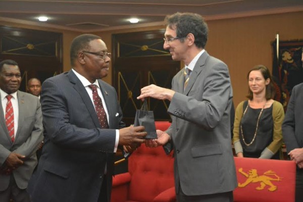 Mutharika receiving a gift from Flanders SG