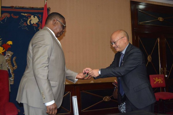 Mutharika receiving the keys