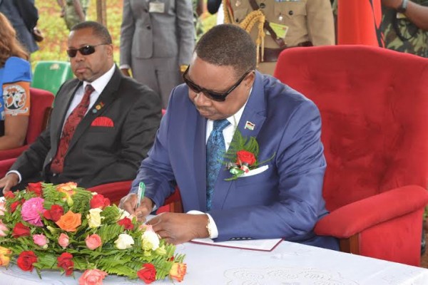 Mutharika signing the visitors book