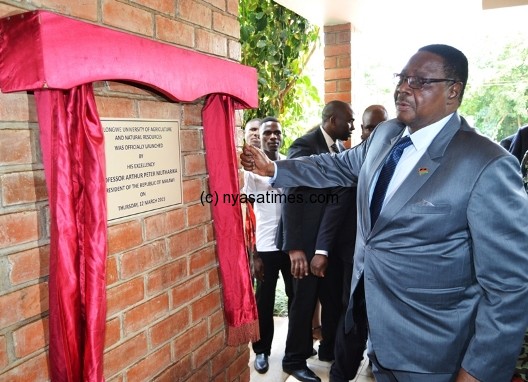 Mutharika unveils the Plaque outside the Vive Chancellors Building at LUANAR Bunda Campus in Lilongwe-Pic. by Abel Ikiloni