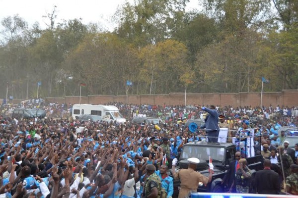 Mutharika waving crowds in Ndirande