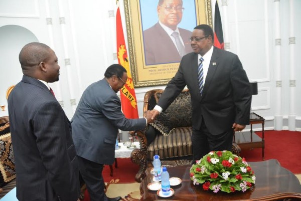 Mutharika welcoming Tsere to State House