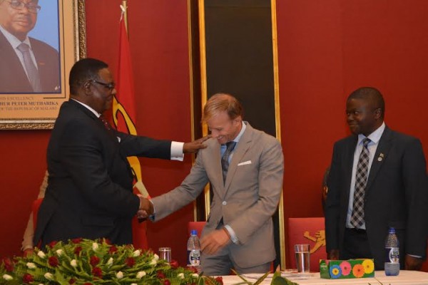 President Mutharika with Global Fund boss  as Minister of Health Peter Kumpalume looks on