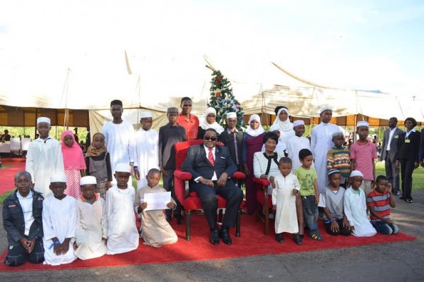 Mutharika with young muslims who came for the Christmas party at Sanjika Palace hotsed by the First Couple