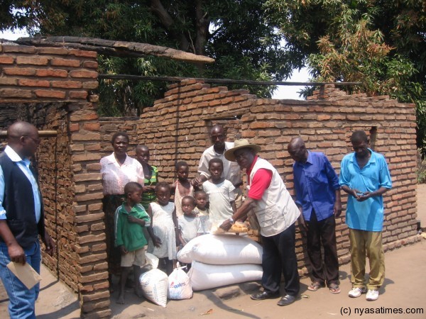 Mwalwanda giving maize to Gondwe..... picture by Tiwonge Kumwenda