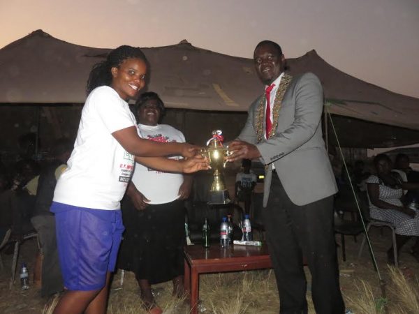 Mzuzu Mayor presents trophy to Aisha Ali of Bravehearts Ladies.