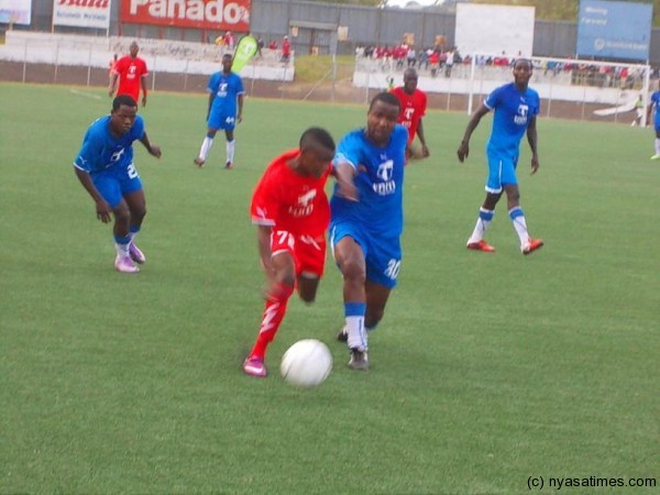 Nafe Msasa tussling with Dalitso Sailesi in a Nomads match....Photo Jeromy Kadewere