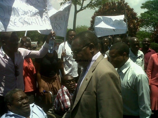 Nandolo receiving a petition from Fedoma