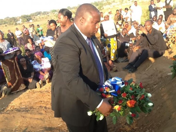 Nankhumwa laying his wreath