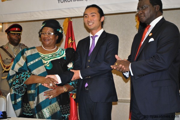 'Ndimakonda, umandikonda ndidziwa' star and a former Japanese volunteer poses for a photograph with the First Couple