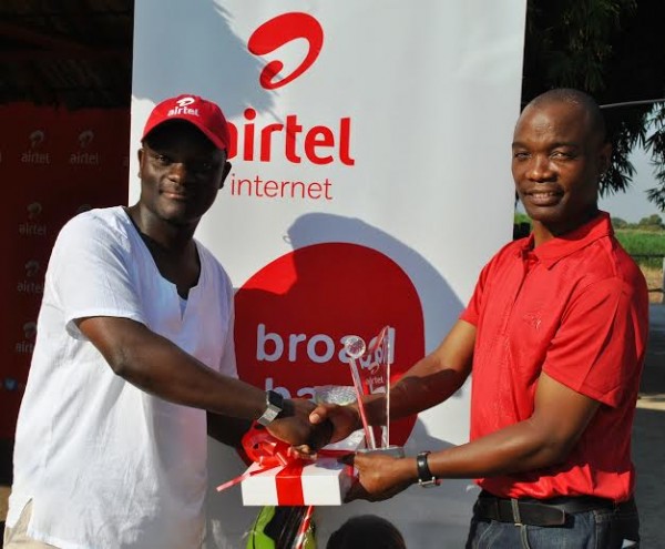 Nestor Msowoya the winner receiving his prize from Charles Kamoto ... photo Jeromy Kadewer