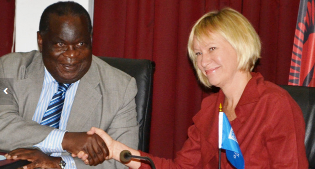 Gondwe with World Bank Country Manager Laura Kullenburg 